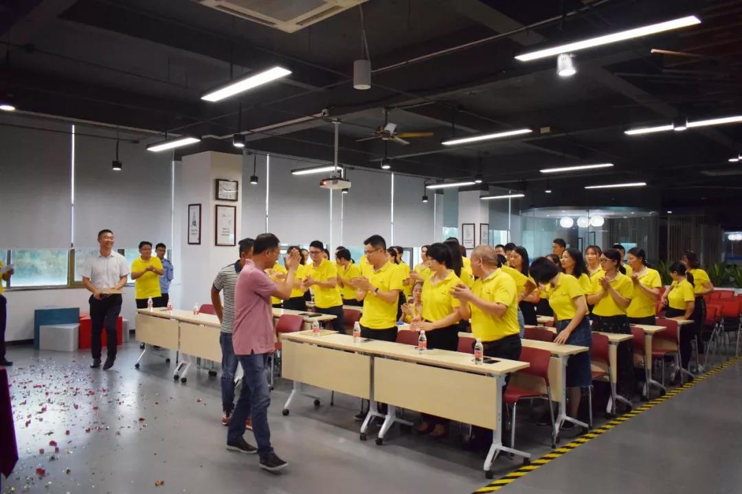 新红阳热烈欢迎CILICILI短视频APP安装黄版家具集团董事长-黄寿金先生的到来